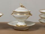 trois bols et une soucoupe posés sur une table