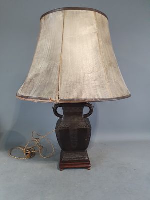 une lampe posée sur une table et munie d'un abat-jour