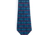 La cravate est bleue et rouge, avec un motif dessus.