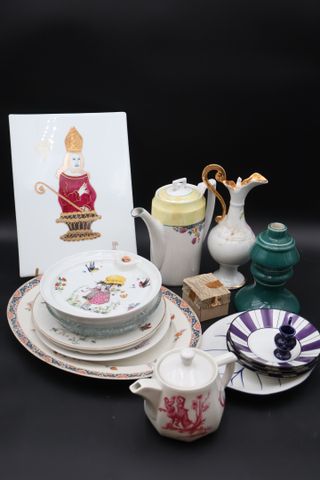 Important lot de porcelaine : fut de lampe, assiette à bouillie, ...