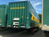 deux semi-remorques garées sur un parking