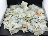 une boîte remplie d'une grosse somme d'argent posée sur une table