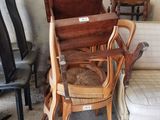 de nombreuses chaises et une table sur laquelle se trouve une caisse en bois