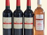 trois bouteilles de vin sont posées l'une à côté de l'autre sur une table