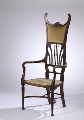 une chaise ancienne en bois avec une assise rembourrée beige