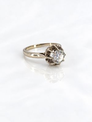 gros plan d'une bague en diamant sur une surface blanche