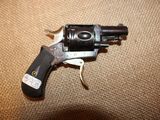 un petit revolver qui se trouve par terre