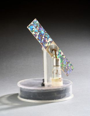 un petit objet en verre contenant un objet métallique