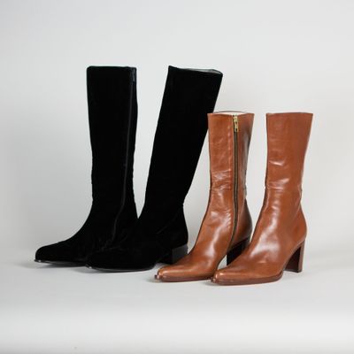 trois paires de bottes noires, marron et beige, posées les unes à côté des autres
