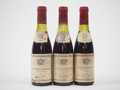 trois bouteilles de vin posées les unes à côté des autres sur une surface blanche