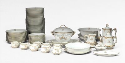 de nombreux types de plats et de tasses sur la table