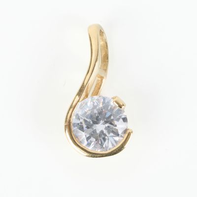 gros plan d'un pendentif en diamant sur fond blanc