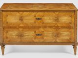 une commode en bois avec deux tiroirs de chaque côté