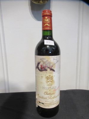 une bouteille de vin posée sur une table