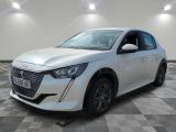 une voiture blanche garée dans une pièce au sol en damier