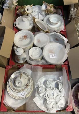 une boîte contenant de nombreux types d'assiettes et de bols différents