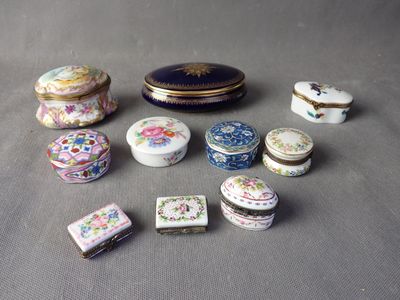 a lot of small boxes that are sitting on a table