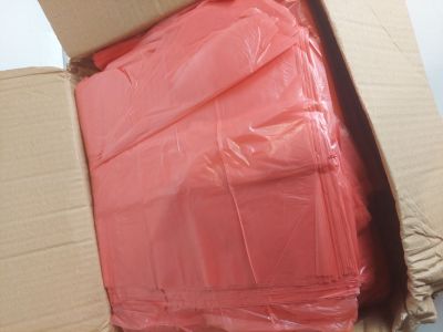 une boîte en carton contenant un tas de feuilles roses