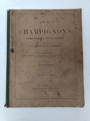 un vieux livre posé sur une table blanche
