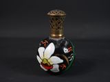 un vase noir et blanc orné de fleurs blanches