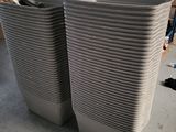 deux poubelles posées par terre l'une à côté de l'autre