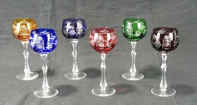 six verres à vin sont alignés sur une table