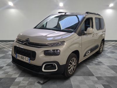 la citrole est garée sur un sol en damier dans le garage
