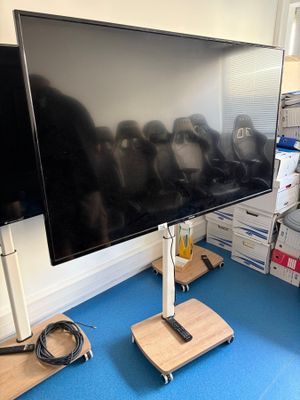un grand téléviseur à écran plat posé sur un meuble dans une pièce
