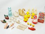 un grand nombre de jouets posés sur une table