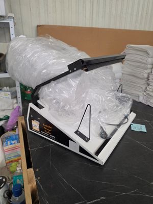 une pile de papier toilette posée sur une table