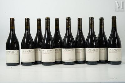 six bouteilles de vin sont alignées sur une table