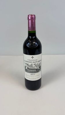 la bouteille de vin est posée sur la table, prête à être remplie