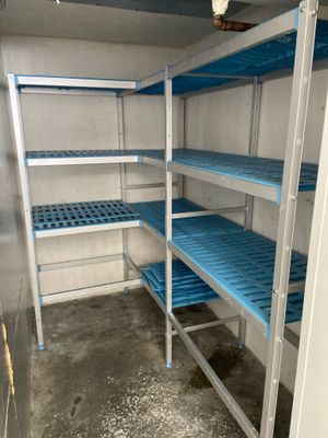 une étagère bleue dans un coin de la pièce