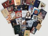 un grand nombre de livres empilés sur une table