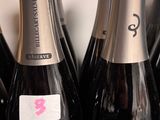 plusieurs bouteilles de champagne sont alignées sur un comptoir