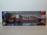 camion de pompiers miniature avec un drapeau américain et un drapeau américain dans la boîte