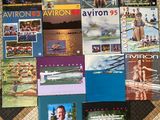 un grand nombre de livres posés sur le sol