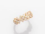 une image d'une bague en diamant sur fond blanc