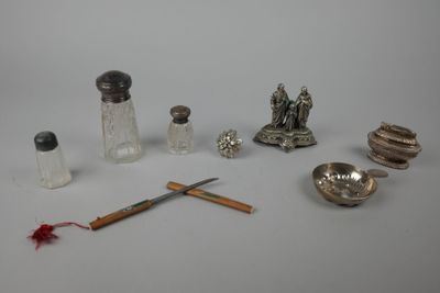 beaucoup d'objets argentés sur une surface blanche