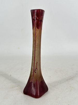 vase violet et doré sur une surface blanche, avec un fond blanc