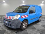 une camionnette bleue avec une bande rouge et blanche sur le côté