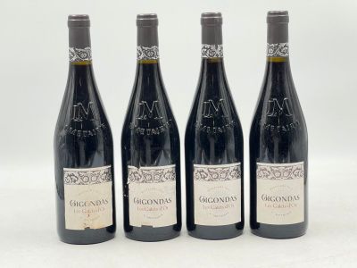 trois bouteilles de vin sont alignées sur une surface blanche