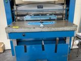 une machine posée sur une table dans une pièce