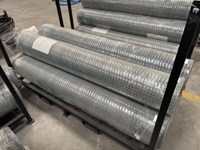 de nombreux rouleaux de fil galvanisé dans un entrepôt