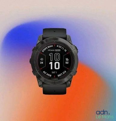 un gros plan d'une montre connectée sur un fond coloré