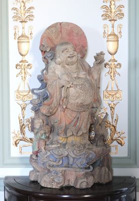 une statue représentant une personne assise sur une table