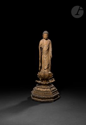 une grande statue chinoise en bois sculpté représentant un Bouddha
