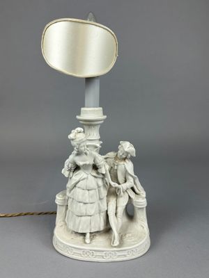 LAMPE en biscuit à décor d'une scène galante.