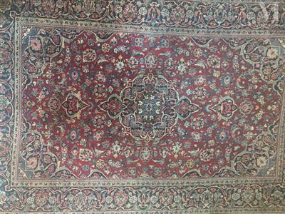 KECHAN Tapis à fond rouge au centre un motif à contours et f…