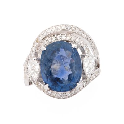 BAGUE retenant en son centre un saphir ovale de 13.09 carats…